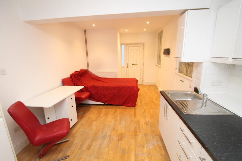 Lot: 163 - MID-TERRACE HOUSE FOR IMPROVEMENT - Upper ground floor studio flat
